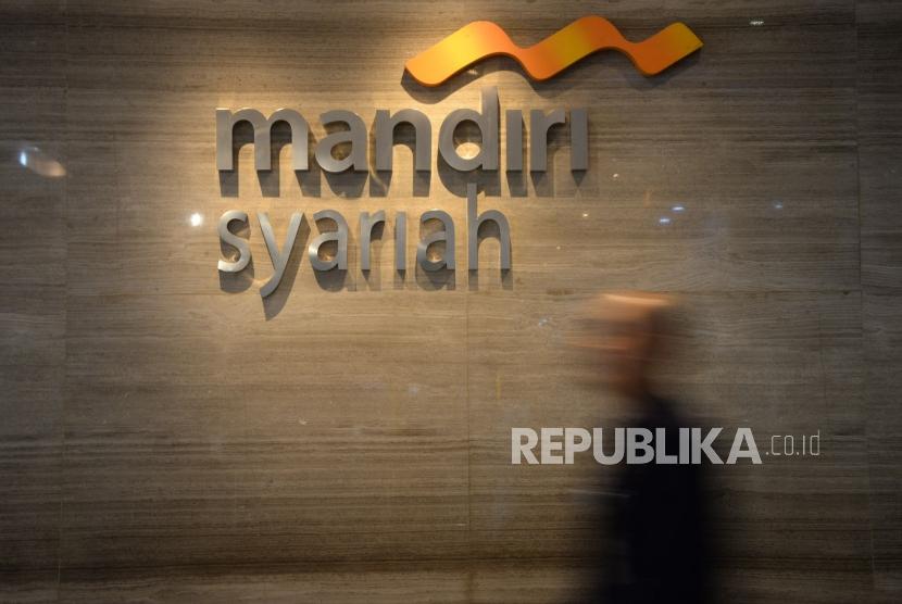 Petugas keamanan melintas didekat logo Bank Syariah Mandiri di Jakarta.  Mandiri Syariah siap melanjutkan pengelolaan aset-aset Bank Mandiri di Aceh agar nasabah dapat tetap mendapatkan layanan terbaik dari Bank Mandiri Group.