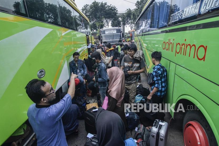 Pemudik Kampung Rambutan. Suasana pemudik di Terminal Kampung Rambutan, Jakarta Timur, Minggu (26/5).