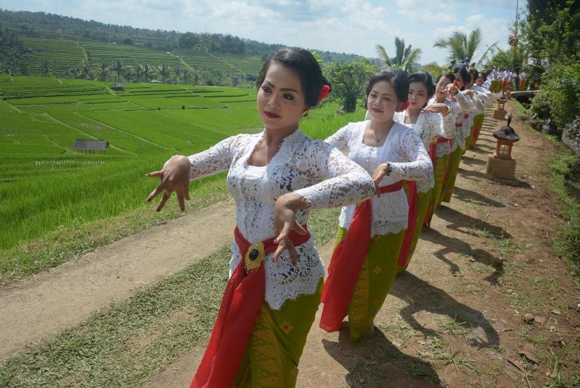 Sejumlah seniman menampilkan Tari Rejang Renteng dalam rangkaian Festival Jatiluwih 2018 di Desa Jatiluwih, Tabanan, Bali, Jumat (14/9).