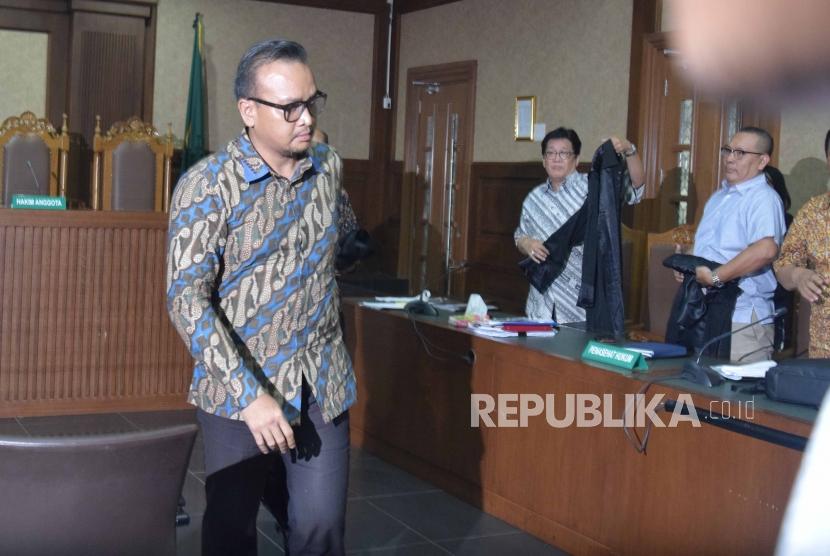 Terdakwa kasus tindak pidana korupsi KTP Elektronik, Irvanto Hendra Pambudi Cahyo  bersiap keluar usai menjalani sidang perdana di  Pengadilan Tindak Pidana Korupsi, Jakarta, Senin (30/7).