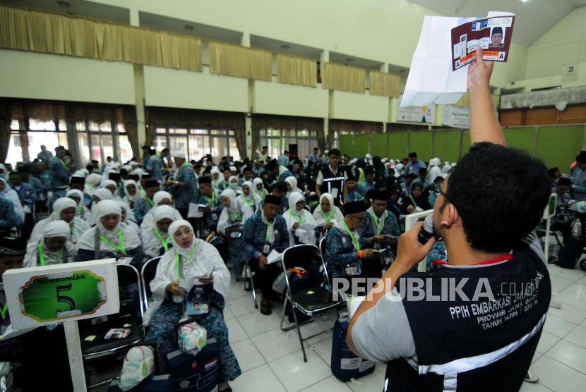 Panitia Penyelenggara Ibadah Haji (PPIH) melakukan sosialisasi kepada calon jamaah haji di Asrama Haji Bekasi, Bekasi, Jawa Barat, Rabu (25/7).