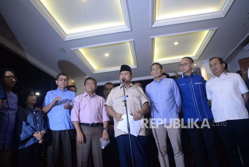 Calon Presiden dan Calon Wakil Presiden nomor urut 02 Prabowo Subianto dan Sandiaga Uno bersama para partai koalisi  memberikan keterangan terkait putusan MK tentang perselisihan hasil pemilihan umum (PHPU) Pilpres 2019 di Kertanegara, Jakarta Selatan, Kamis (27/6).