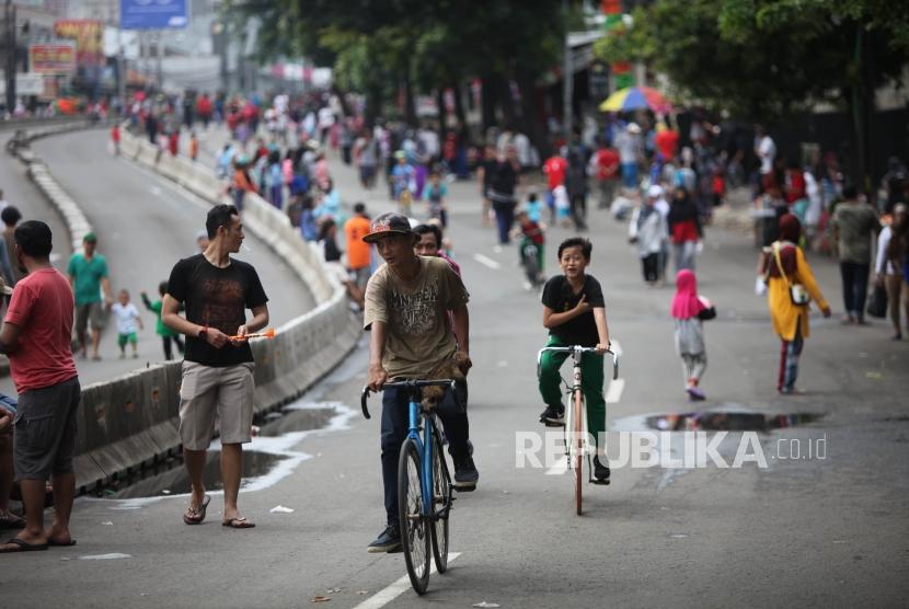 Sejumlah remaja bersepeda saat hari bebas kendaraan bermotor (HBKB) di Kawasan Mampang, Jakarta, Ahad (21/1).