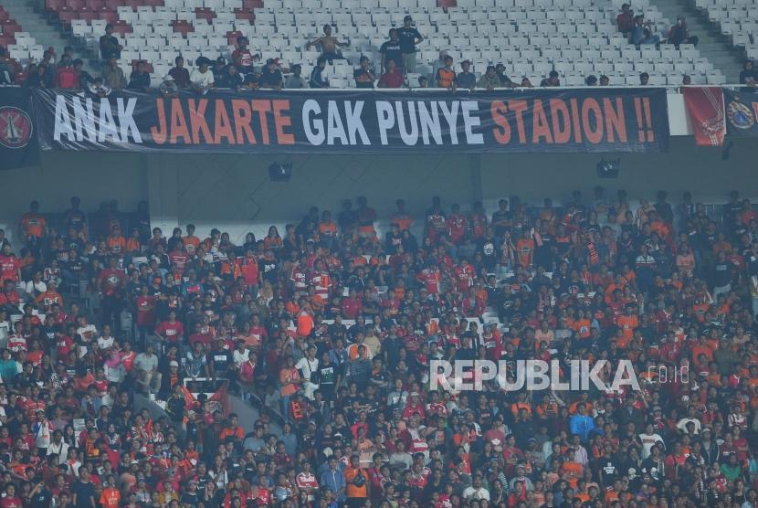Suporter Persija Jakarta memberikan dukungan saat laga perdana Liga 1 Gojek Traveloka antara Persija Jakarta melawan Bhayangkara FC di Stadion Gelora Bung Karno, Senayan, Jakarta, Jumat (23/3).