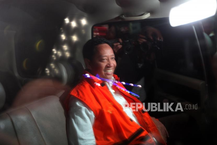 Ahmad Hidayat Mus, North Maluku gubernatorial candidate wears graft detainee vest after being examined in KPK office, Jakarta, Monday (July 2).