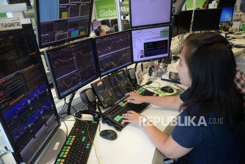 Rupiah Melemah di Akhir Pekan. Pialang mengamati pergerakan nilai tukar Rupiah di Global market PermataBank, Jakarta, Jumat (13/7).