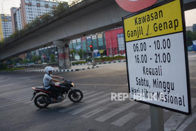 Petugas mengatur lalu lintas dikawasan yang akan terkena dampak perluasan ganjil genap di Jalan Salemba Raya, Jakarta, Minggu (8/9/2019).