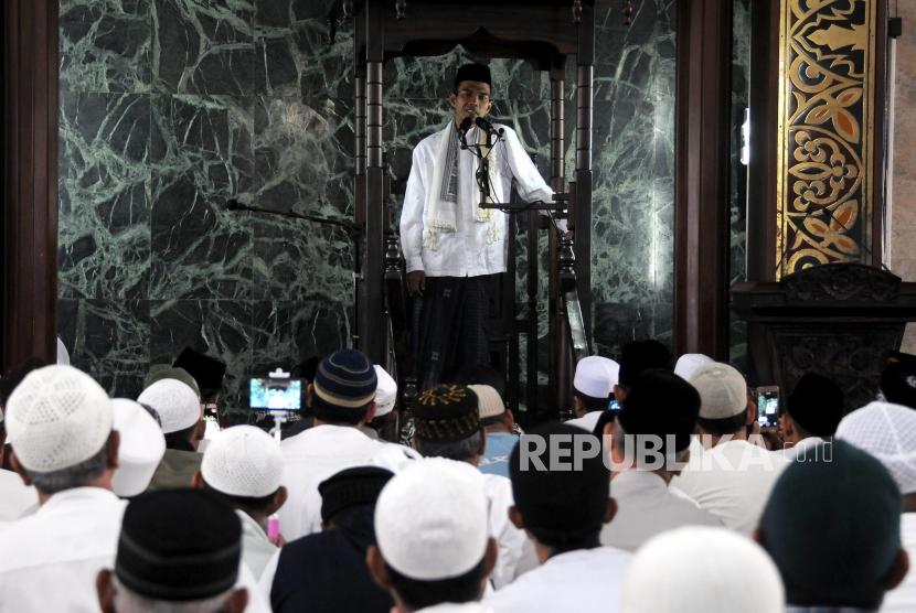Ustaz Abdul Somad saat menyampaikan khutbah Jumat di Masjid Agung Sunda Kelapa, Menteng, Jakarta, Jumat (2/2).