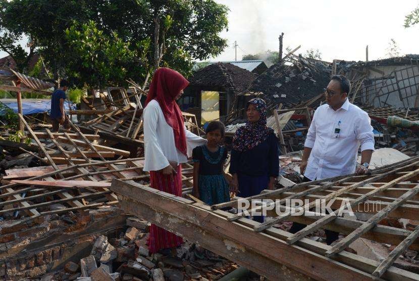 Corporate Secretary Bank Syariah Mandiri (BSM) Ahmad Reza (kanan) didampingi Kepala Cabang BSM Mataram Nur Intan (kiri) meninjau kondisi puing-puing bangunan yang terdampak gempa di Lombok Barat, Nusa Tenggara Barat, Senin (20/8).