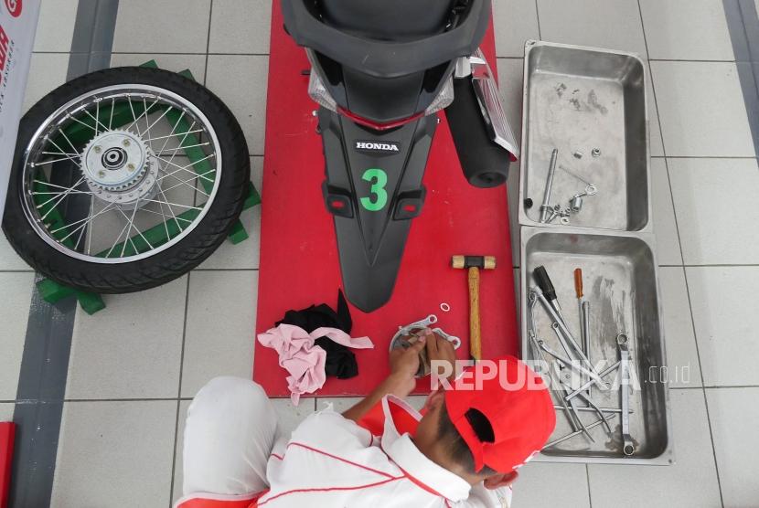 Peserta mengikuti kontes keterampilan teknik sepeda motor bertajuk Astra Honda Skill Contest (AHSC) for Vocational School 2018 di SMK Mitra Industri MM 2100, Cikarang, Bekasi, Jawa Barat, Selasa (16/10).
