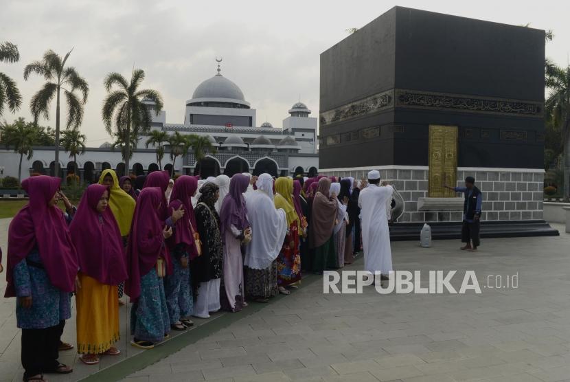 Sejumlah calon jamaah haji saat mengikuti manasik haji di Asrama Haji Pondok Gede, Jakarta, Ahad (14/7).