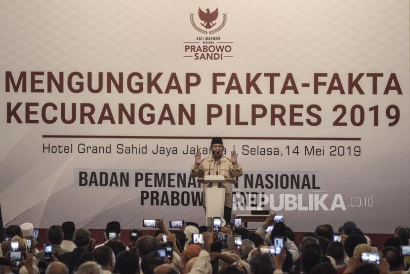  Capres Prabowo Subianto berpidato saat acara pengungkapan fakta-fakta kecurangan pilpres 2019 di Jakarta Pusat, Selasa (14/5).
