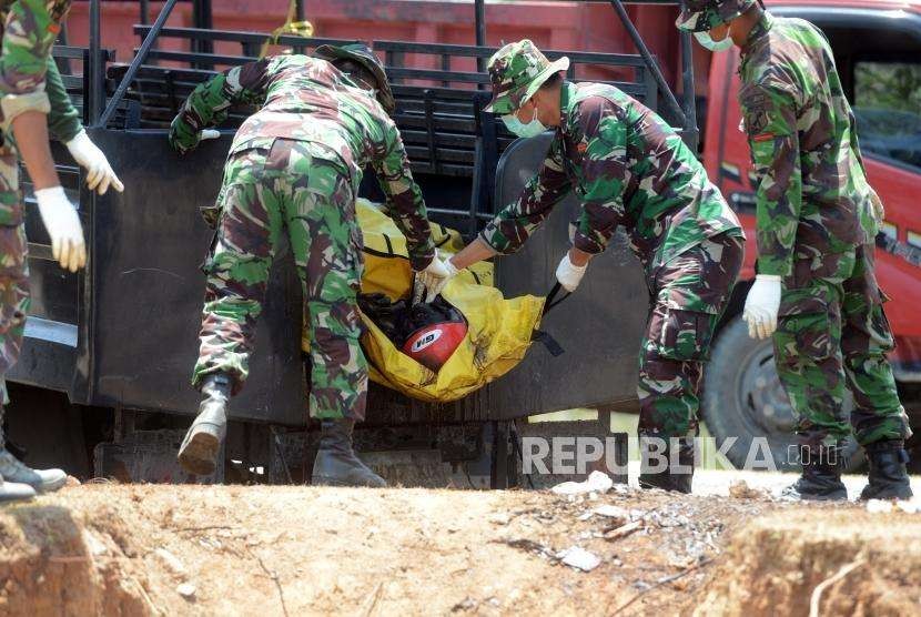 Sejumlah Prajurit TNI melakukan penguburan massal terhadap jenazah korban gempa bumi dan tsunami di Taman Pemakaman Umum (TPU) Poboya Indah, Palu, Sulawesi Tengah, Selasa (2/10).