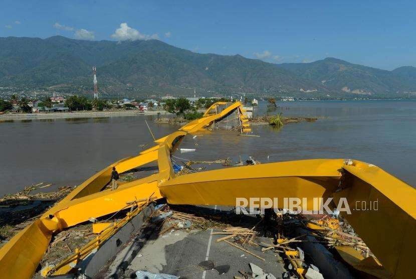 Suasana kondisi Jembatan Ponulele yang rusak di Pantai Talise, Palu, Sulawesi Tengah, Senin (1/10).