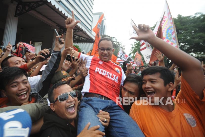 Gubernur DKI Jakarta Anies Baswedan diarak oleh the jak mania di halaman Balaikota DKI Jakarta, Ahad (18/2).
