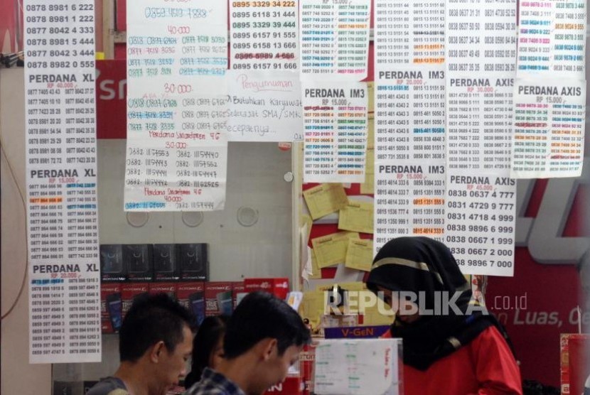 Pelanggan memilih nomer kartu seluler yang terpampang di salah satu konter di ITC Roxy, Jakarta, Senin (30/10).