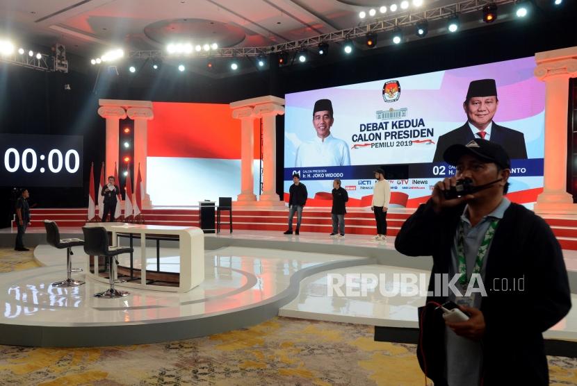 Suasana gladi kotor debat kedua Pilpres 2019 di Ballroom Hotel Sultan, Senayan, Jakarta, Sabtu (16/2).