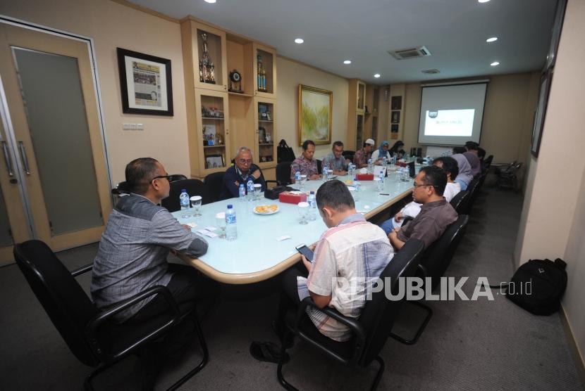  Kunjungan  Direksi PT Pembangunan Jaya Ancol ke kantor Harian Republika,Jakarta, Jumat (10/11).