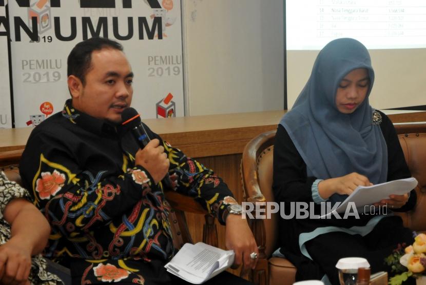Direktur Eksekutif Perludem Titi Anggraini (kanan) saat diskusi pilkada di Jakarta, Rabu (29/11).