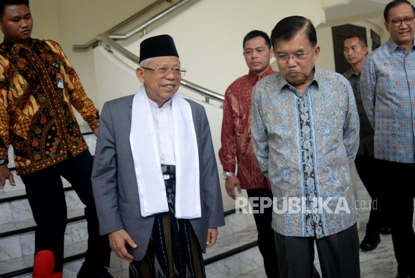 Wakil Presiden Jusuf Kalla berjabat tangan dengan Wakil Presiden terpilih KH Ma'ruf Amin usai melakukan pertemuan di Kantor Wapres, Jakarta, Kamis (4/7).
