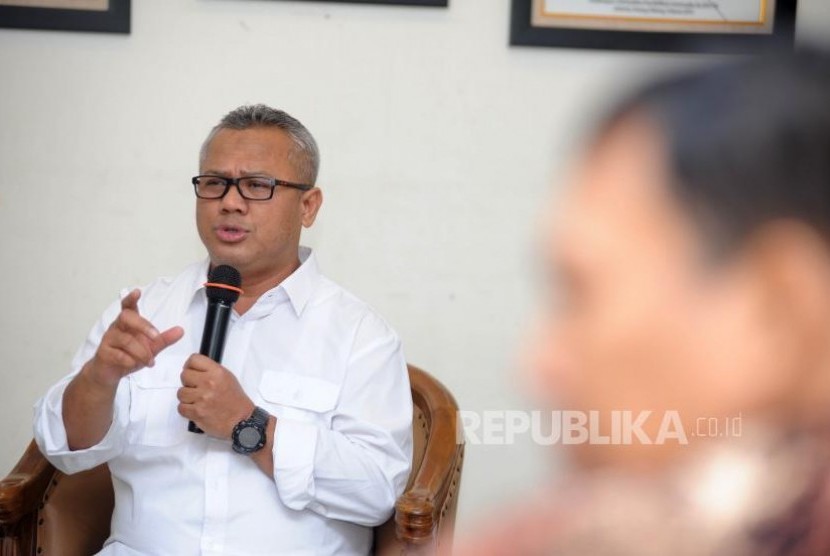 Diskusi Publik. Ketua KPU Arief Budiman (Kiri) membuka diskusi publik yang bertempat di Media Center KPU, Jakarta, Selasa (07/11). Diskusi publik kali ini mengambil tema 