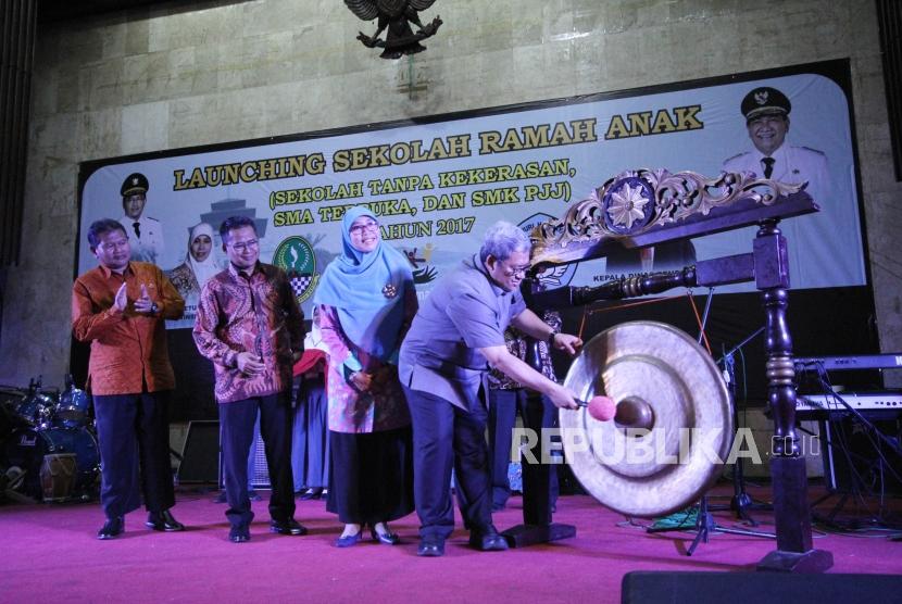 Gubernur Jawa Barat Ahmad Heryawan memukul gong pada Launching Sekolah Ramah Anak di Gedung Graha Bhayangkara, Kota Bandung, Kamis (21/12).