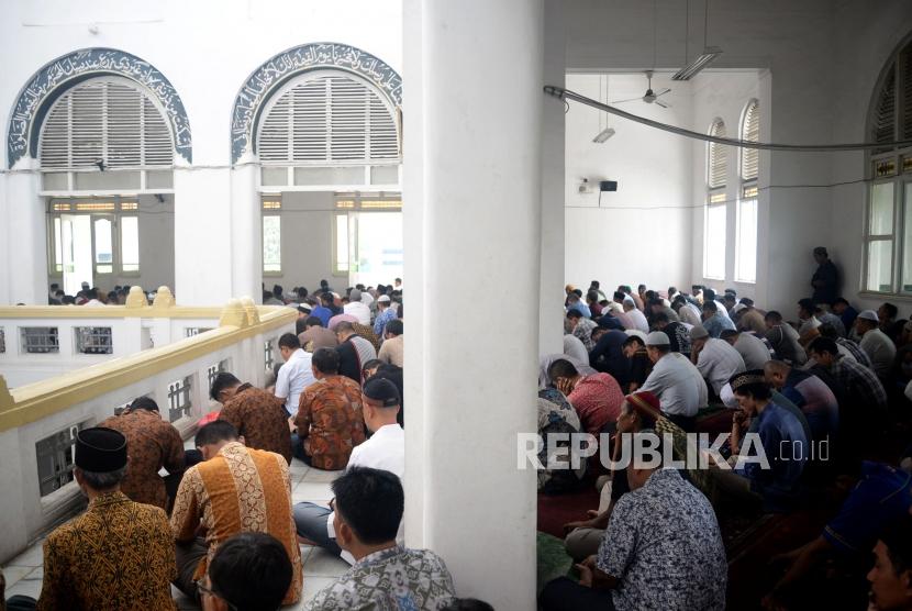Umat muslim mendengarkan khutbah jumat sebelum melaksanakan shalat Jumat  (ilustrasi)