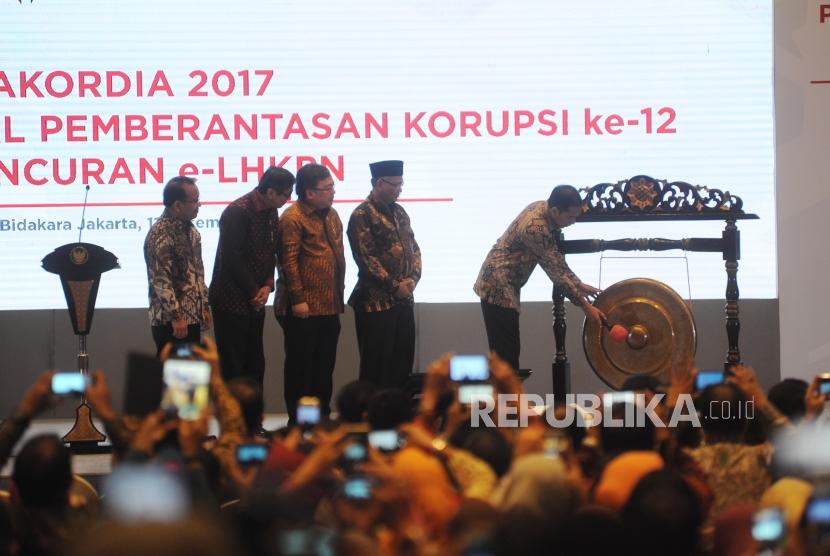 Presiden Joko Widodo  (Kanan) didampingi Ketua KPK Agus Rahardjo (Kedua Kanan), Menteri Perencanaan dan Pembangunan Nasional/ Bappenas) Bambang Brodjonegoro (tengah), Menkum HAM Yasonna Laoly (kedua kiri) dan Mensesneg Pratikno (kiri) membuka Konfrensi Nasional Pemberantasan Korupsi ke-12 sekaligus peringatan Hari Anti Korupsi Sedunia Tahun 2017 serta Peluncuran e-LHKPN, di Jakarta, Senin (11/12).