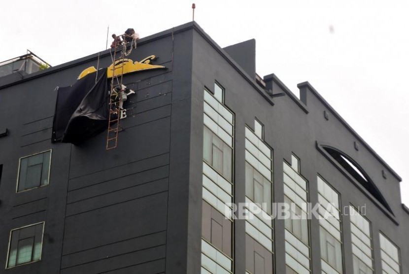 Lepas Plang Alexis. Petugas melepas plang Hotel Alexis di Jalan RE Martadinata, Pademangan, Jakarta Utara, Rabu (1/11).