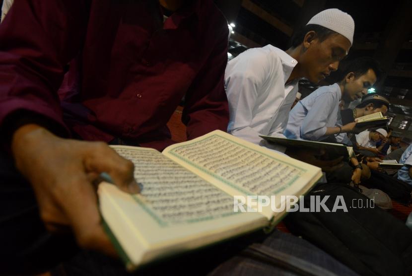 Sejumlah umat Islam membaca Al Quran saat Murojaah serentak di Masjid Istiqlal, Jakarta, Ahad (18/11).