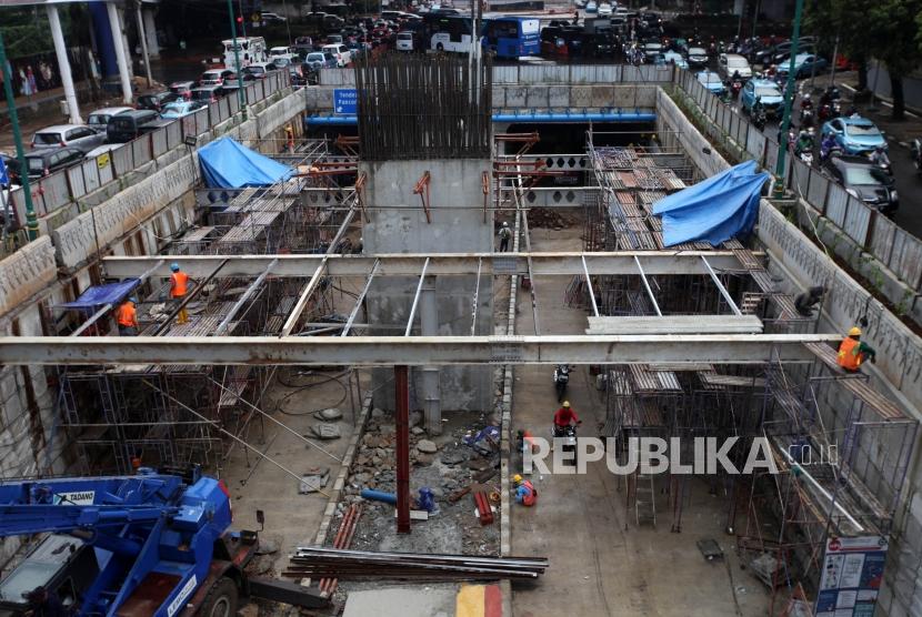Sejumlah pekerja menyelesaikan pembangunan proyek Underpass Mampang Kuningan di Jakarta, Senin (2/4).