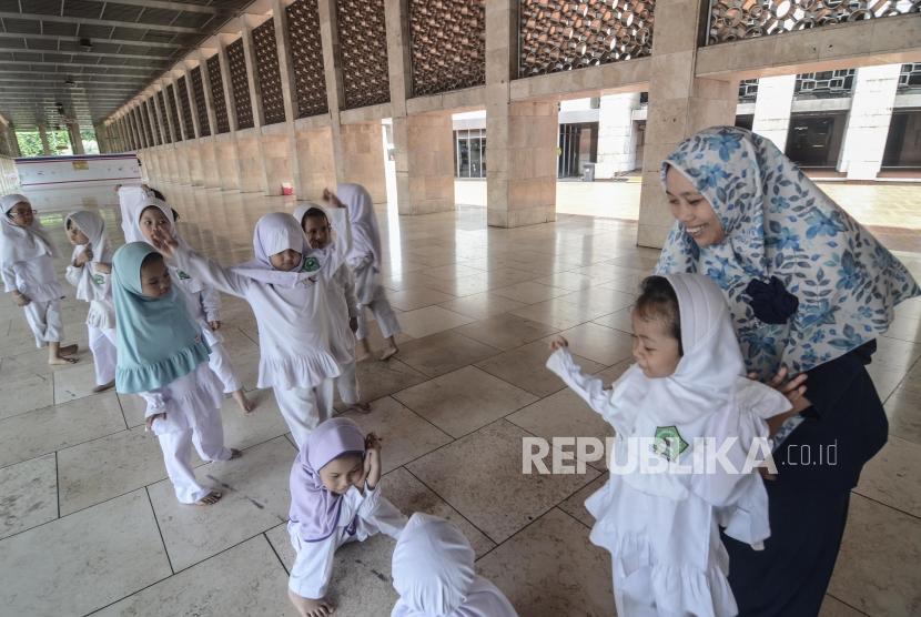 Sejumlah siswa Taman kanak-kanak bermain permainan edukasi di halaman Masjid Istiqlal, Jakarta Pusat, Selasa (18/6). Kemenag bekerja sama dengan Kementerian Pemberdayaan Perempuan dan Perlindungan Anak menggalakkan program masjid ramah anak. 