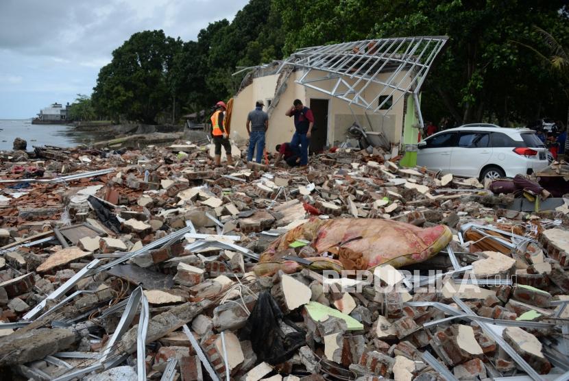 Reruntuhan penginapan di kawasan Carita, Banten. Sejumlah vila di kawasan Pantai Carita masih terbengkalai setahun pascatsunami.