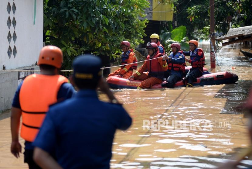 Petugas damkar beraktivitas ketika banjir melanda permukiman penduduk di Kawasan Pejaten Timur, Jakarta Selatan.