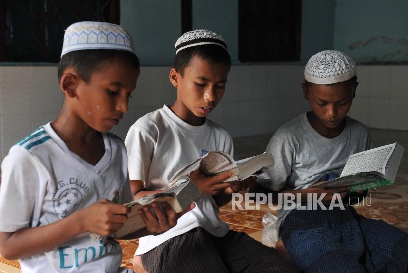 Sejumlah anak muslim Rohingya membaca Alquran di masjid kampung Char Pauk, Sittwe, Myanmar.