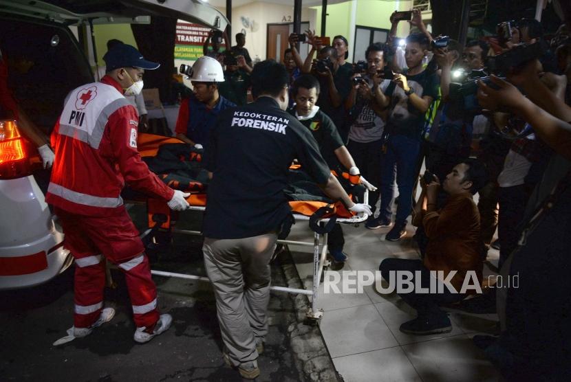 Jenazah Lion Air JT610. Petugas memindahkan jenazah korban kecelakaan Pesawat Lion Air JT 610 di Kamar Jenazah RS Polri, Jakarta, Senin (29/10).