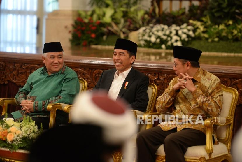 Pembukaan MTQ Internasional. Presiden Joko Widodo (tengah) bersama Utusan Khusus Presiden untuk Dialog dan Kerjasama Antaragama dan Peradaban Din Syamsuddin (kiri) serta Menteri Agama Lukman Hakim Saifuddin menghadiri MTQ Internasional II dan MTQ Nasional VIII Antar Pondok Pesantren di Istana Negara, Jakarta, Rabu (11/7).