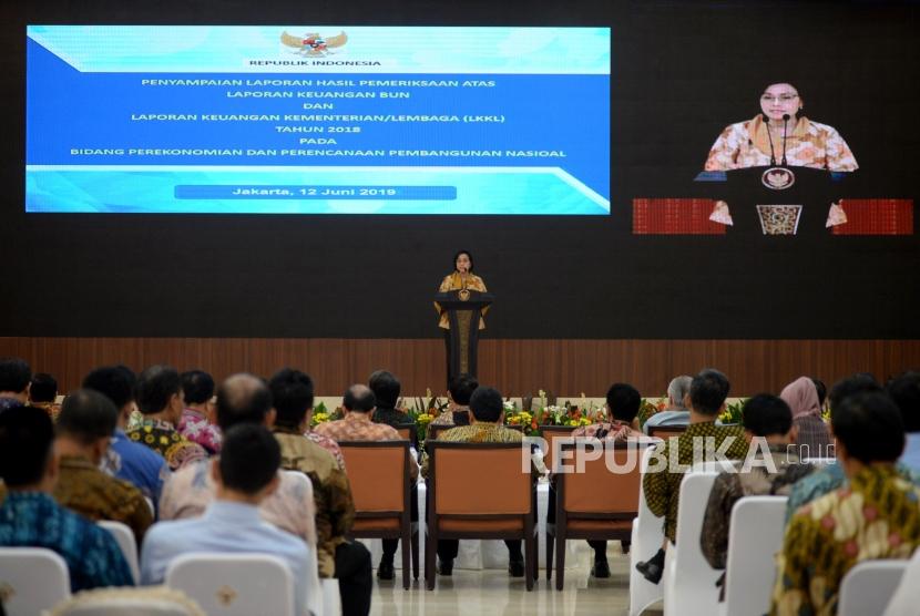 Menteri Keuangan Sri Mulyani mewakili Menko Perekonomian memberikan sambutan dalam acara penyerahan laporan hasil pemeriksaan (LHP) atas laporan keuangan 2018 Kemeterian/Lembaga pada bidang Perekonomian dan Perencanaan Pembangunan Nasional di Gedung BPK, Jakarta, Rabu (12/6).