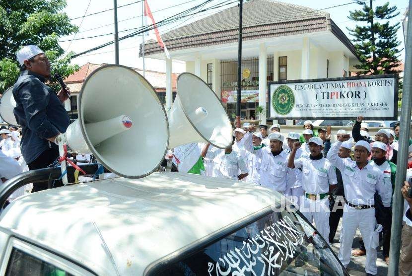 Bertsamaan dengan digelarnya sidang pra peradilan surat penghentian penyidikan perkara (SP3) Rizieq Shihab yang dilaporkan Sukmawati Soekarnoputri, massa Front Pembela Islam (FPI) berunjukrasa, di halaman Pengadilan Negeri Bandung, Jalan LRE Martadinata, Kota Bandung, Senin (8/10).