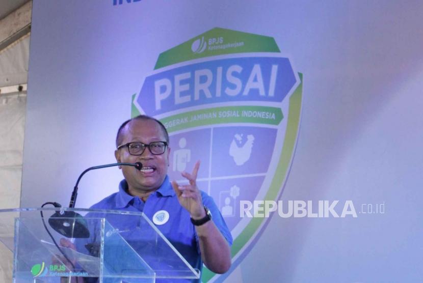 Direktur Utama BPJS Ketenagakerjaan Agus Susanto berikan sambutan saat peluncuran Penggerak Jaminan Sosial Indonesia (PERISAI) di Pasar Seni Sukawati, Gianyar, Bali, Senin (5/2).