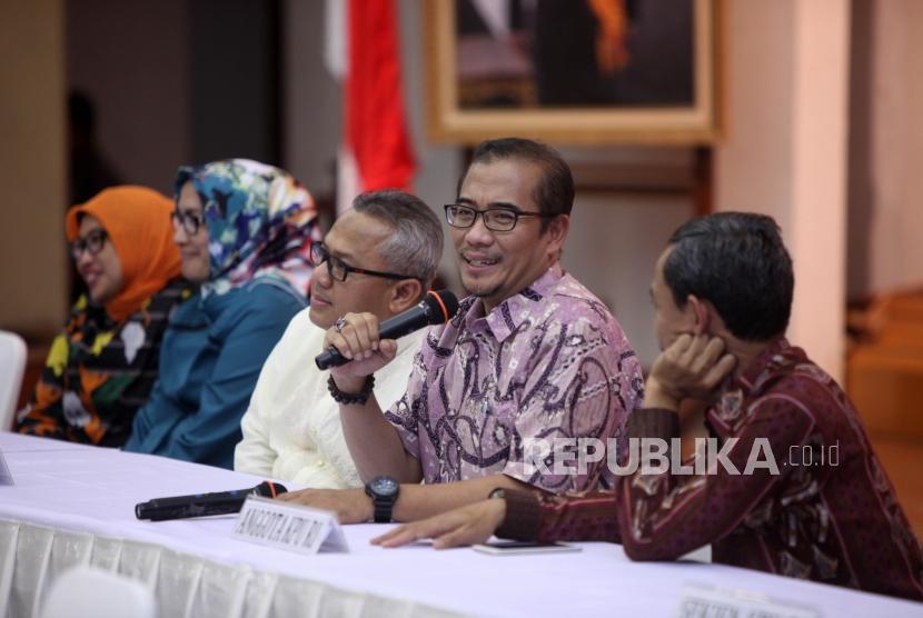 Anggota Komisioner KPU Hasyim Asyari (kedua kanan) memberikan paparannya didampingi Ketua KPU Arief Budiman (tengah) saat menyampaikan hasil penelitian administrasi kepada partai politik calon peserta Pemilu 2019 di Kantor KPU, Jakarta, Jumat (17/11).