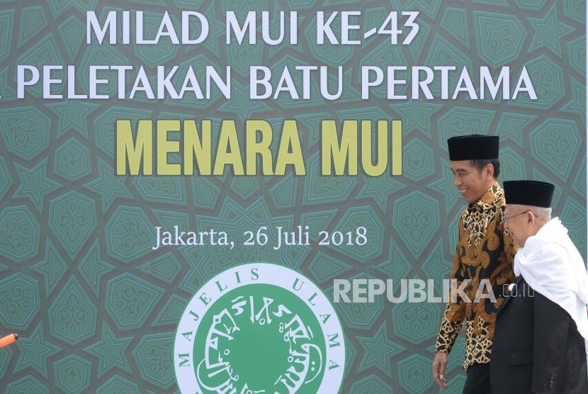 Peletakan Batu Pertama Menara MUI. Presiden Joko Widodo (kiri) bersama Ketua Umum Majelis Ulama Indonesia (MUI) Maruf Amin menuju tempat peletakan  batu pertama proyek pembangunan Menara MUI di Jakarta, Kamis (26/7).