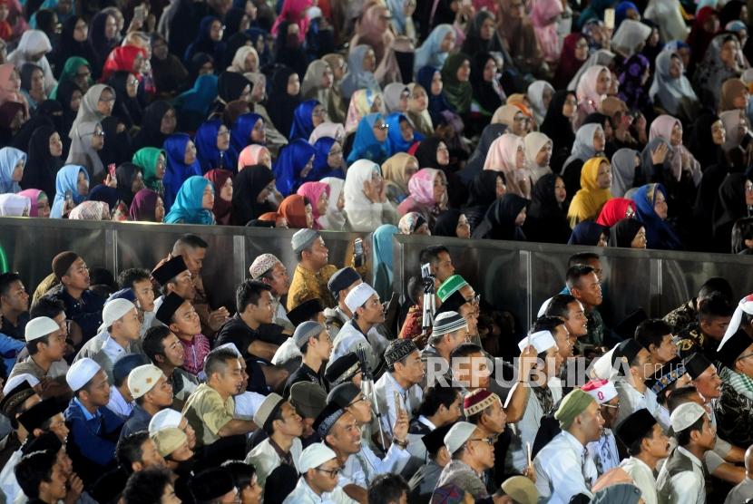 Sejumlah umat Muslim menghadiri Pengajian Akbar DMI di Masjid Istiqlal, Jakarta, Rabu (25/7).