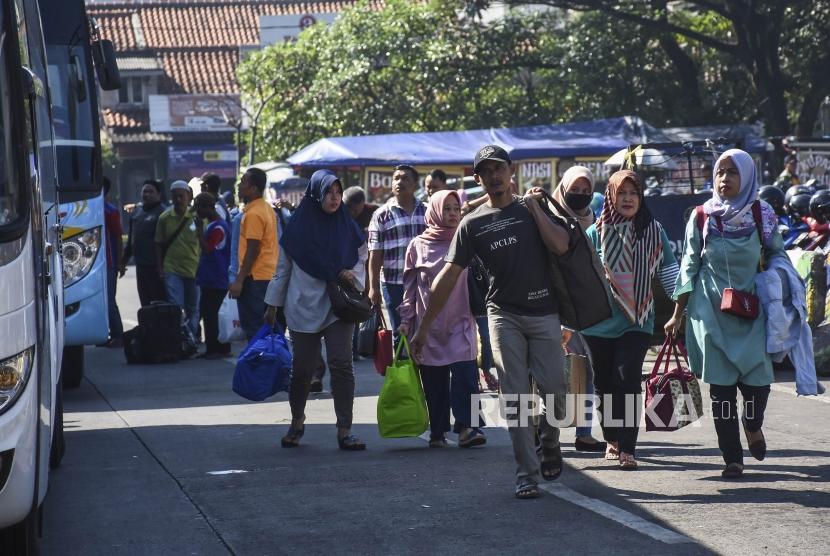 Sejumlah pemudik tiba di terminal. Wali Kota Cirebon Nashrudin Azis meminta agar warga tidak mudik dulu ke Cirebon. Ilustrasi.