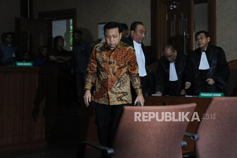 Terdakwa kasus tindak pidana korupsi KTP Elektronik Setya Novanto usai berdiskusi dengan penasehat hukum saat menjalani persidangan yang beragendakan pembacaan putusan di Pengadilan Tindak Pidana Korupsi (Tipikor), Jakarta, Selasa (24/4).