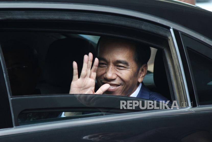 Presiden RI Joko Widodo (Jokowi) melambaikan tangan usai menghadiri acara Entrepreneurs Wanted ! bertajuk 