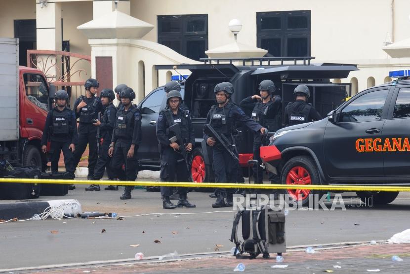 Sejumlah petugas Brimob berjaga pasca kericuhan yang terjadi di Rutan cabang Salemba di Mako Brimob, Kelapa Dua, Depok, Jawa Barat, Rabu (9/5).