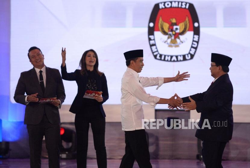Presidential candidate number 01 Joko Widodo shakes hand with his contender Prabowo Subianto after the first round of presidential debate in Jakarta on Thursday night.