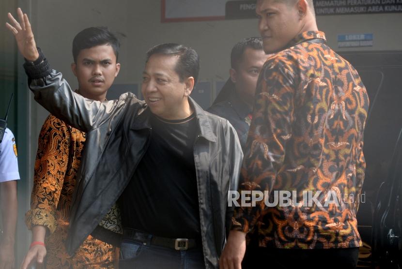 Terpidana kasus korupsi KTP elektronik Setya Novanto melambaikan tangan ketika berjalan keluar tahanan gedung KPK, Jakarta, Jumat (4/5).