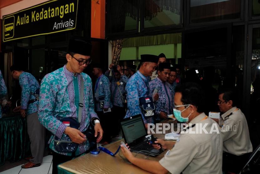 Petugas memeriksa riwayat kesehatan calon jamaah haji melalui kartu kesehatan di Asrama Haji Bekasi, Bekasi, Jawa Barat, Rabu (25/7).
